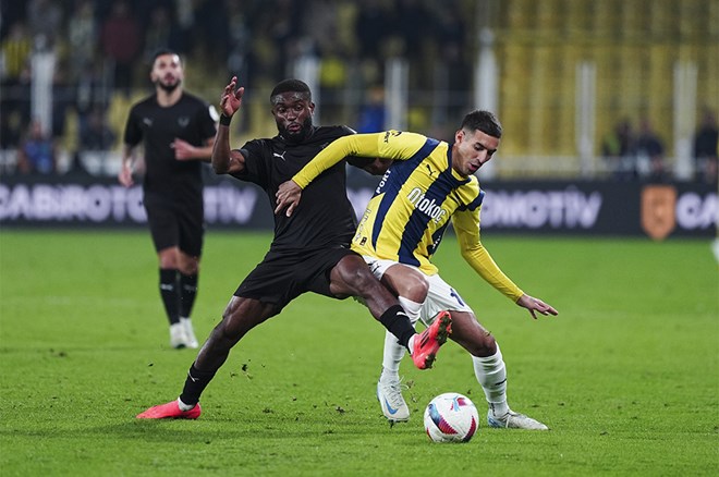 İlker Yağcıoğlu: "Bu oyuncuları oynatacak da, onlara kazanma alışkanlığını kazandıracak da, onları hep hazır tutması gereken de Jose Mourinho. Ama hoca da böyle bir ışık göremiyoruz. Kahraman olmak için cesur kararlar almak lazım. Bu yüzden de Fenerbahçe yönetiminin ya Mourinho ile ciddi şekilde konuşup takımını toparlamasını istemesi lazım ya da hocaya güvenmiyorlarsa bir an evvel yolları ayırmak doğru olabilir. Son olarak şunu da söyleyeyim taraftara rağmen başarılı olmak mümkün değildir. Bu yüzden Fenerbahçe'nin taraftarını kazanacak oyunu bir önce oynaması gerekir."  (Takvim)