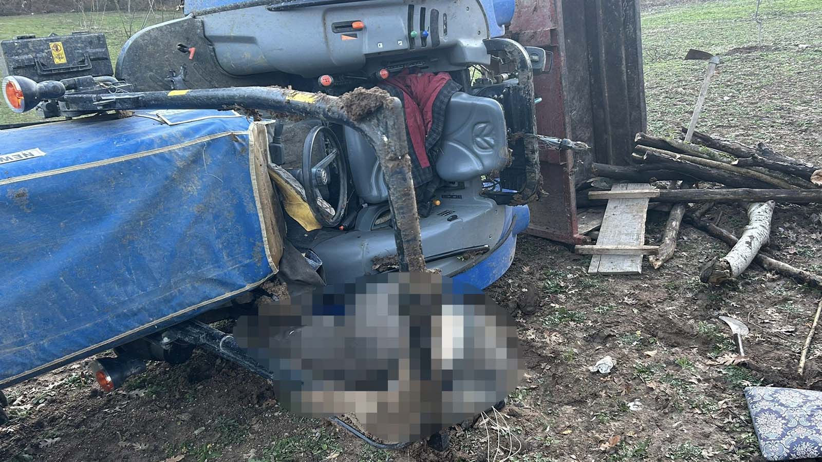 Traktör devrildi, sürücü olay yerinde hayatını kaybetti
