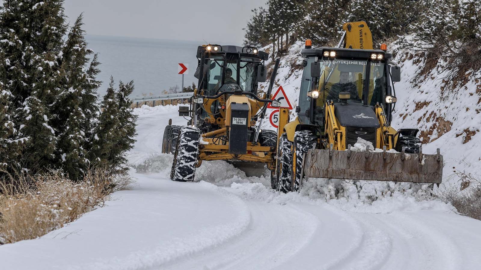 Van'da kardan kapanan 463 mahalle ve mezra yolu ulaşıma açıldı