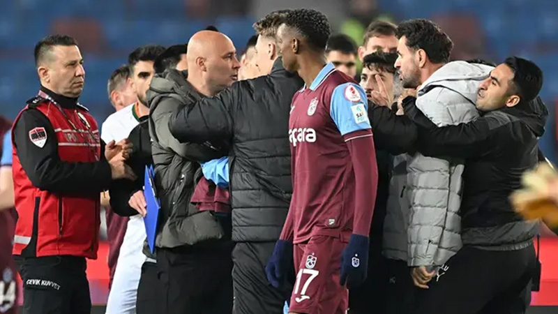 Trabzonspor-Alanyaspor maçının ardından sahada kavga çıktı!