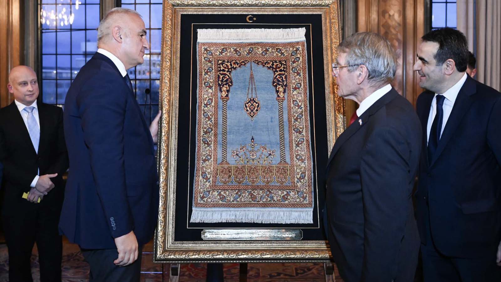 Türkiye'de restore edilen "Hereke halısı", Hollanda'ya teslim edildi