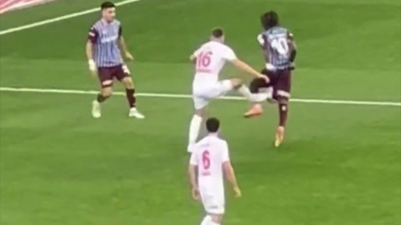 Trabzonspor'dan hakem tepkisi: Biz sahada rol yapmıyoruz, siz de masada ahlaksızlık yapmayın!