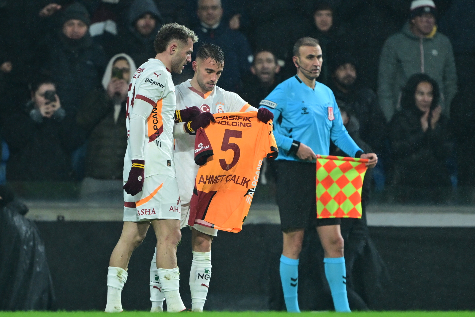 Ömer Üründül: Genel bir G.Saray gözlemi yaparsam önemli oyuncu Yunus yorgun gözüktü, istediği hiçbir şeyi yapamadı. Kerem'in maç eksikliği ciddi biçimde göründü. Mertens iyi değildi, Osimhen yalnızları oynadı. Sahada yüksek fizik gücüyle her karşılaştığı rakibini sindiren Barış Alper, son 20 dakikada çok yorulsa da takımının 3 puanındaki bir numaralı aktördü. (Sabah)