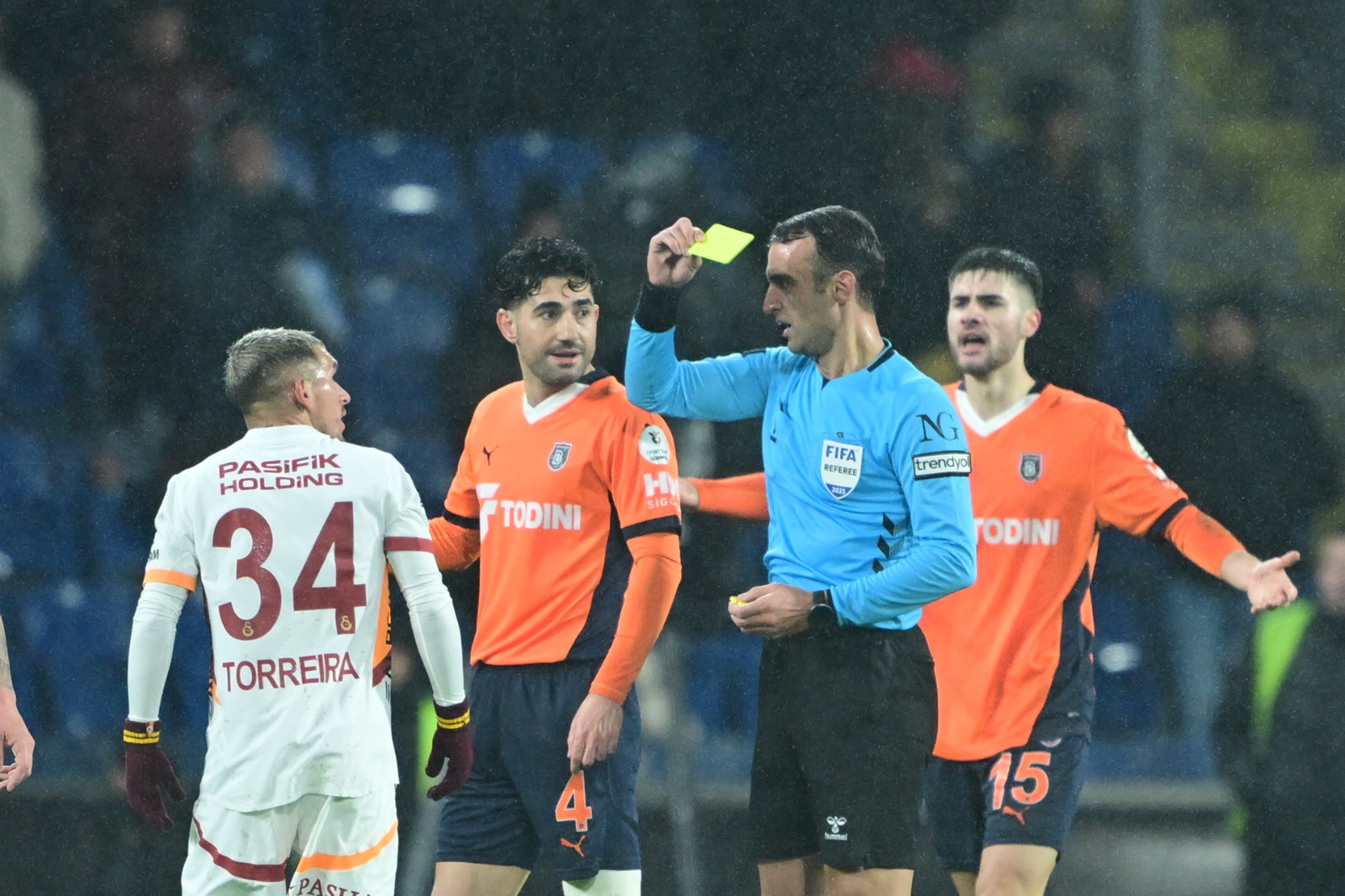 Bülent Timurlenk: Buruk, kulübesine güvenen bir teknik adam değil. Doğrusu haksız da değil. G.Saray'ın her maçta kalesinde gol görmesi, maçlarını Rus ruletine çeviriyor. Ligin ilk yarısı sona erdiğinde namağlup olan takıma derinlik kazandıracak, Buruk'un da inanacağı oyunculara ihtiyacı var. Üç kulvarda sadece ideal 11'iniz ile yürüyemezsiniz. (Sabah)