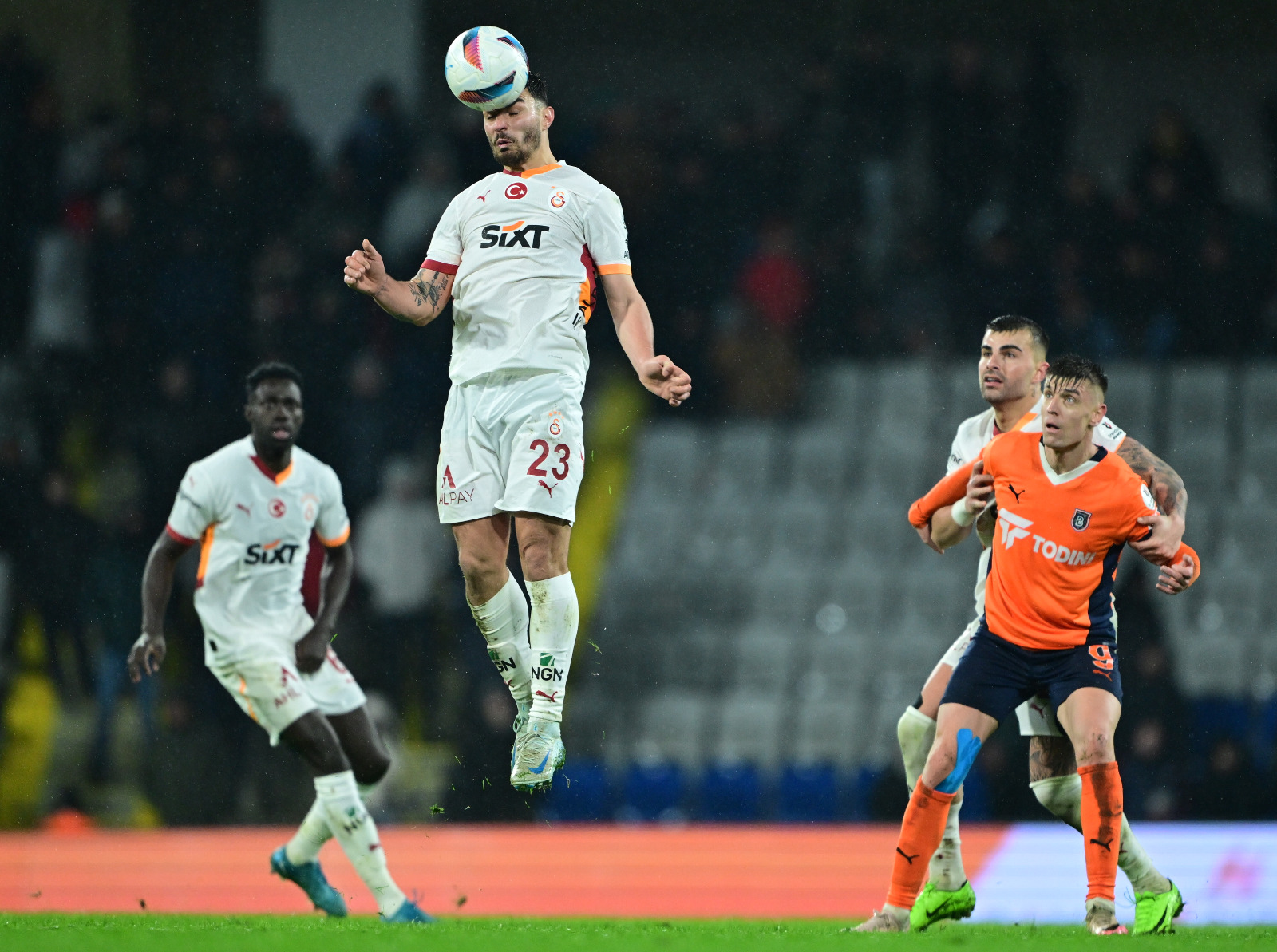 Spor yazarları, Başakşehir-Galatasaray maçını yorumladı: "Her maçta kalesinde gol görmesi, maçlarını Rus ruletine çeviriyor"