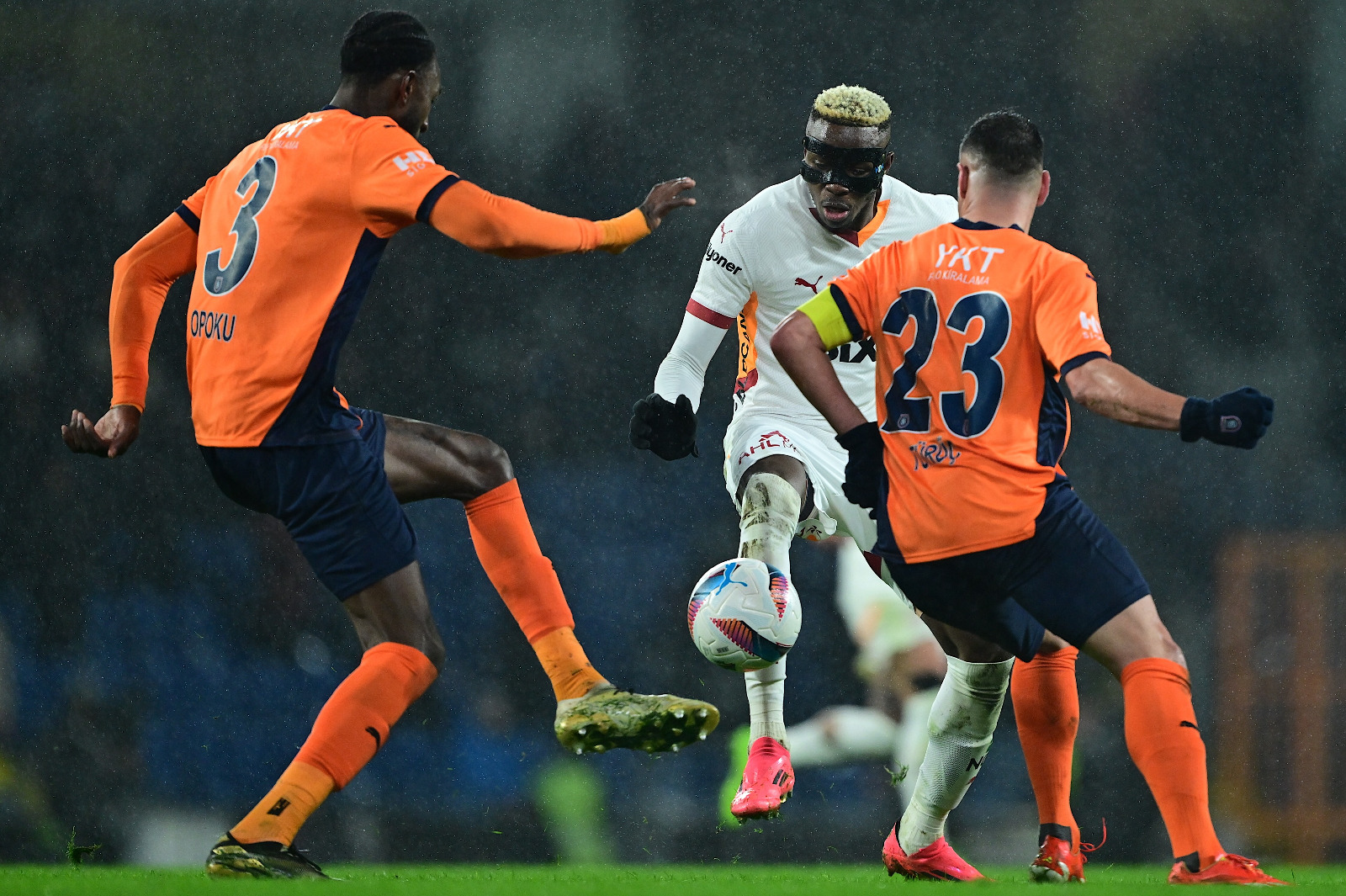 Spor yazarları, Başakşehir-Galatasaray maçını yorumladı: "Her maçta kalesinde gol görmesi, maçlarını Rus ruletine çeviriyor"