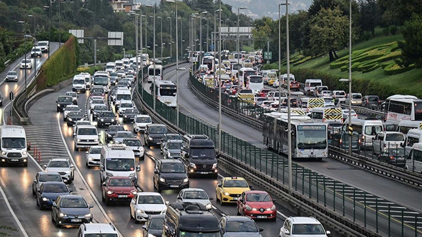 İstanbul'da haftanın ilk iş gününde trafik yoğunluğu yaşanıyor