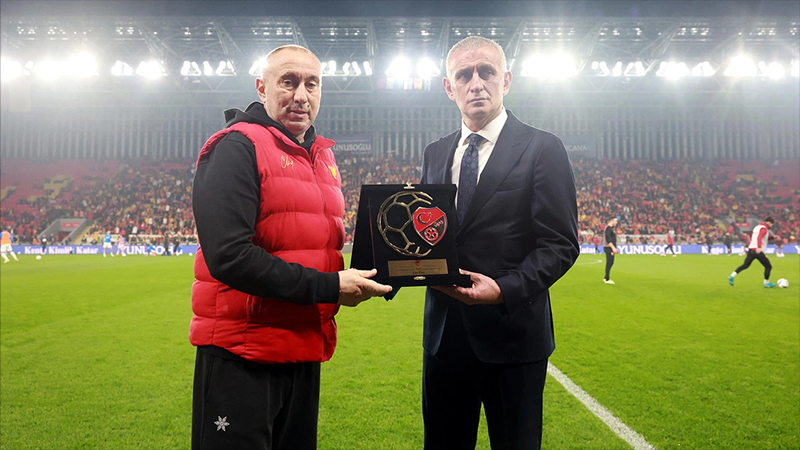 Göztepe Teknik Direktörü Stanmir Stoilov'a fair play ödülü verildi