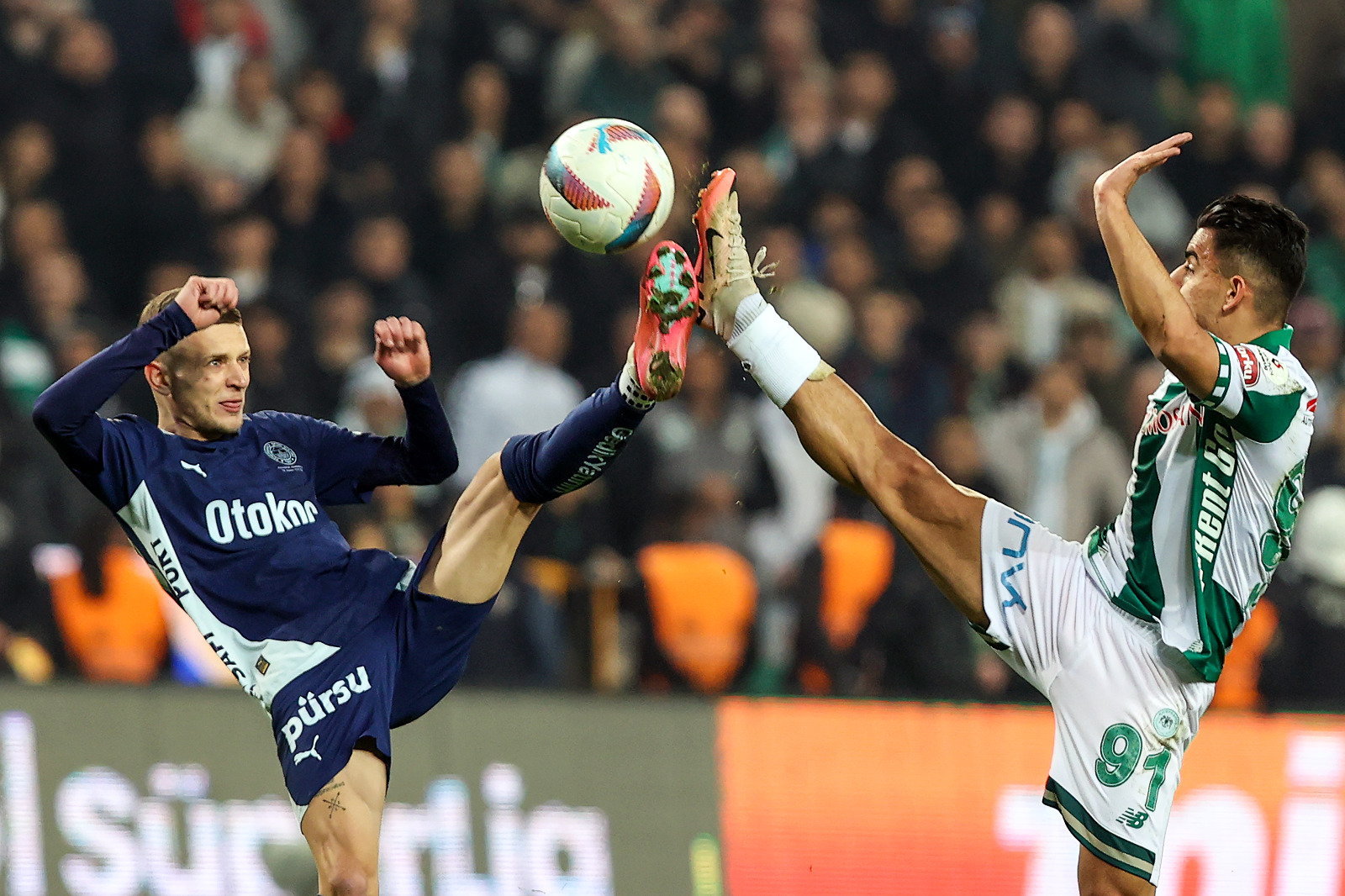 Ahmet Çakar: Konya'da kapkara bir gece yaşadık. Konyaspor hakem tarafından soykırıma uğratıldı ve Fenerbahçe takımı hakemle zar zor bir galibiyet alıp, farkın açılması engellendi. Fenerbahçe lehine ya da diğer bir deyimle Konya aleyhine en az 4 tane majör hata var. Çağlar'ın kornerden gelen topa vurduğu kafayla attığı gol öncesi korner korner değil. Bariz şekilde top En- Nesyri'den çıkıyor. Hatalı kornerden de gol geliyor. Yine ilk yarıda Kostic'in, Konyasporlu oyuncunun kaval kemiğine tabanla basması var. Ağır bir güç transferi mevcut. Ama bırakın kırmızı kartı, hakem sarı kart bile vermiyor. İkinci yarı Dzeko'nun bir hareketi var. Kend-i si bile utandı, üzüldü, mahcup oldu. Yerde yatan Konyasporlu defans oyuncusunun kavalına bilerek, isteyerek, ağır bir şekilde basıyor. Bilin bakalım hakem ne verdi? İnanmayacaksınız ama bırakın kırmızıyı, yine sarı kart bile gösteremedi. Oyunun son dakikaları oynanıyor. Konyaspor 3-2 mağlup, soldan bir ortada Kostic, rakibin suratına tokadı vuruveriyor. Kostic'in topla oynamaya niyeti yok. Sadece rakibi bozuyor. Karar penaltı olmalıydı ve ikinci sarıdan atılmalıydı. Bilin bakalım hakem ne karar verdi? Sadece 'oyna' dedi. Bütün bu olaylarda VAR odasında turist gibi oturan, çayını-kahvesini içen bir VAR hakemi vardı. Hiçbirinde hakemi davet etmedi, edemedi. 45 yıldır hakemlik camiasını bilirim, tanırım. Ben hayatımda böyle bir soykırım, böyle bir rezillik görmedim. Hiçbiri masum hata değil. Bunlar hakemlerin kulağına üflenmiş, ağır baskı altında tutulmuş, manipüle edilmiş ve bunların sonunda verilmiş kararlar. Türk hakemliği bitmiş demiyorum, Türk hakemliği çürümüş ve kamu vicdanını ağır şekilde zorlar hale gelmiş. (Sabah)