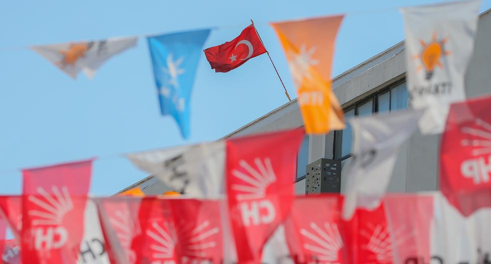 Kömürcü ayrıca şunları kaydetti: “Kararsızların yaklaşık dörtte birinin yakın hissettiği AKP, beşte birinin yakın hissettiği parti de CHP.  Yani şu anda arada inanılmaz büyük bir uçurum yok. Bunları oransal olarak dağıtsak da yakın hissettiği partiye göre dağıtsak da aslında iki partinin oy oranları kafa kafaya gelmiş görünüyor. Türkiye siyasetinde gördüğümüz genel kutuplaşma halinin yani iktidarı destekleyenler ve iktidarın karşısındakiler şeklindeki ikiye bölünmüşlüğün devam ettiğini görüyorum.”