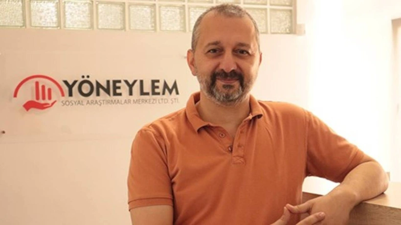 Halk TV’de söz konusu anketi değerlendiren Kömürcü, “Bu araştırmaya baktığımda Suriye tarafından gelen rüzgârın AKP oylarında aman aman bir yükseliş sağlamadığını görüyorum. Bunu da asgari ücret ve emekli aylıklarına yapılan düşük artışların yarattığı etkiye bağlıyorum. Yerel seçimlerin ardından iki büyük araştırmaya baktığımda CHP’nin üç puan gerilediğini görüyorum. AKP’nin oyu hemen hemen hiç artmamış. Bir miktar DEM Parti’nin oyunda artış görünüyor” çıkarımlarını paylaştı. 