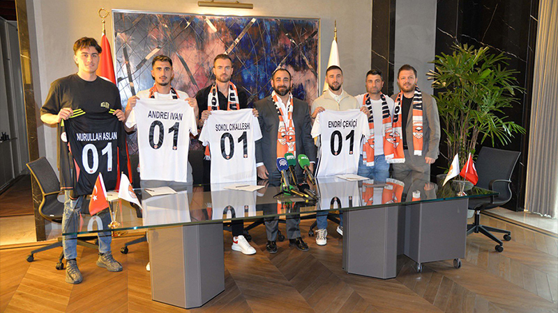 Adanaspor'dan toplu imza töreni; "Transferler devam edecek"