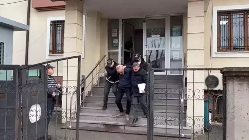 Eski polis, geçen yıl rehin aldığı sevgilisini bu kez boğazından bıçakladı