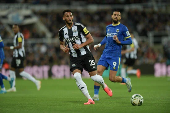 2) Lloyd Kelly için Newcastle United'a ilk teklif yapıldı. Ancak olumsuz yanıt alındı. Fenerbahçe duruma göre teklifi revize edecek. 26 yaşındaki İngiliz stoperin kulübüyle sözleşmesi 2029 yılında bitiyor. Bu sezon 13 resmi maçta 593 dakika süre alabildi.