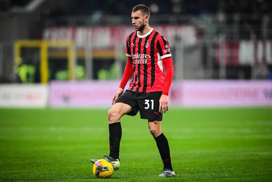 3) Strahinja Pavlovic, 18 milyon euro bonservisle Salzburg'dan geldiği Milan'da bu sezon 14 resmi karşılaşmaya çıktı. 923 dakikada bir de gol attı. 23 yaşındaki Sırp oyuncu, milli takım formasını da 43 kez giyip 4 gol üretti. Bu transfer kiralık olarak düşünülüyor.