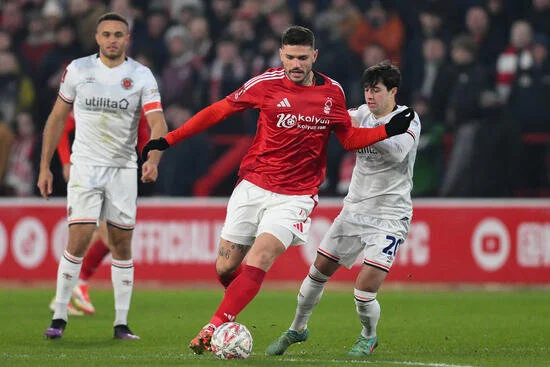 4) Morato için kiralama formülü düşünülüyor. 23 yaşındaki Brezilyalı oyuncu Nottingham'a sezon başında Benfica'dan 11 milyon euro bonservisle geldi. 2029'a kadar sözleşmesi var. İngiliz ekibi ile 16 resmi maçta 573 dakika oynadı.
