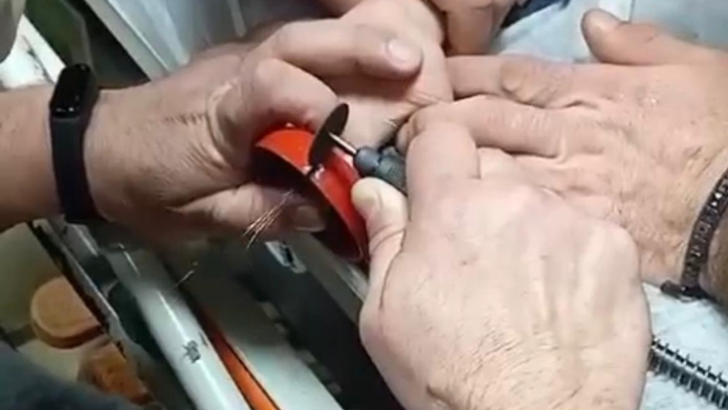5 yaşındaki çocuğun parmağının sıkıştığı zil çanını itfaiyeciler çıkardı