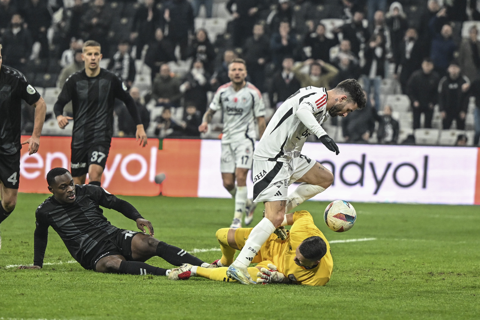 Güntekin Onay: Beşiktaş dün ikinci yarıda kazanacak mücadeleyi ve oyunu ortaya koydu ancak Samsunspor, savunması ve kaleci Okan Kocuk’un olağanüstü mücadelesi ile 1 puanı almayı başardı. Yeni teknik direktör Ole Gunnar Solskjaer ve yardımcısı Erling Moe, dün maçı izlerken hangi notları aldılar? Bunu bilmek tabii ki imkansız ancak ikinci yarıdaki Beşiktaş’ı beğendiklerini düşünüyorum. (Hürriyet)