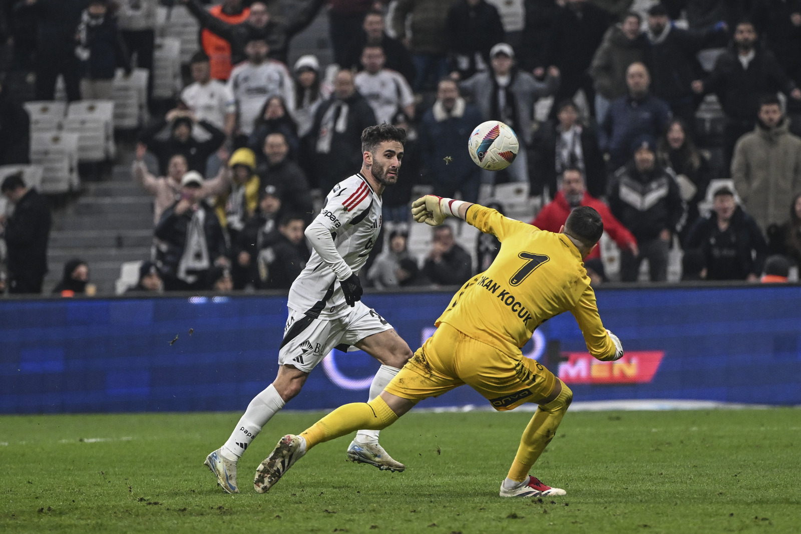 Uğur Meleke: Benim gibi 80’lerde doğanların birçoğu için Solskjaer, bir çocukluk ikonudur. Soğukkanlı katil, tıkanan maçların çözücü golcüsü, finallerin nöbetçi yıldızıdır Solskjaer. Simgesi olduğu kulübe, Manchester United’a teknik adam olarak dönüşünün temelinde de bu duygu yatar. Zor zamanlardan geçiliyordu. Fedakar bir nöbetçiye ihtiyaç vardı ve Solksjaer kabul etmişti o geçici görevi. Kısa sürede somurtan oyuncu grubunu gülümser hale getirmiştir. Futbolcuların sevgilisidir. Odasına gelene kendi eliyle çay-kahve ikram eden, Netflix dizi tavsiyesi veren, yemekhanede kendi özel masası olmasına rağmen ısrarla futbolcularla yiyen mütevazı koçtur. Takımda yarattığı olumlu hava da ona kalıcı sözleşme ödülü olarak dönmüştü zaten. Ancak gerçekçi olmak lazım: Soslkjaer taktiksel bir deha kabul edilmez, zaten Manchester’da da bu işleri daha çok yardımcısı McKenna’nın yaptığı söyleniyordu. Buraya da benzer bir yardımcıyla, Moe ile geldi. Solskjaer iyi futbolcudur, iyi karakterdir. İnsan yönetimidir, kalp kazanmaktır sırrı. Peki bu özellikler, Beşiktaş’ın kaderini değiştirmeye yeter mi? Bence hiç kolay değil işi. Bence dün akşam Tüpraş Stadı’nda Beşiktaş’ın teknik adamlık için hedefleyebileceği iki başarılı hoca vardı: Biri Vincenzo Montella, biri de Thomas Reis’tı. Tabii ki ikisinin de halen aktif görevleri olduğunun farkındayım. Ama bilemiyorum, Manchester United’ın Sporting Lizbon’a Ruben Amorim için 11 milyon Euro bonservis ödemesi gibi bir formül deneyebilir miydi Beşiktaş Reis için? Samsunspor dün iyi bir gününde değildi ama Thomas Reis sezon genelinde tam bir büyük takım hocası performansı sergiledi bence. (Hürriyet)