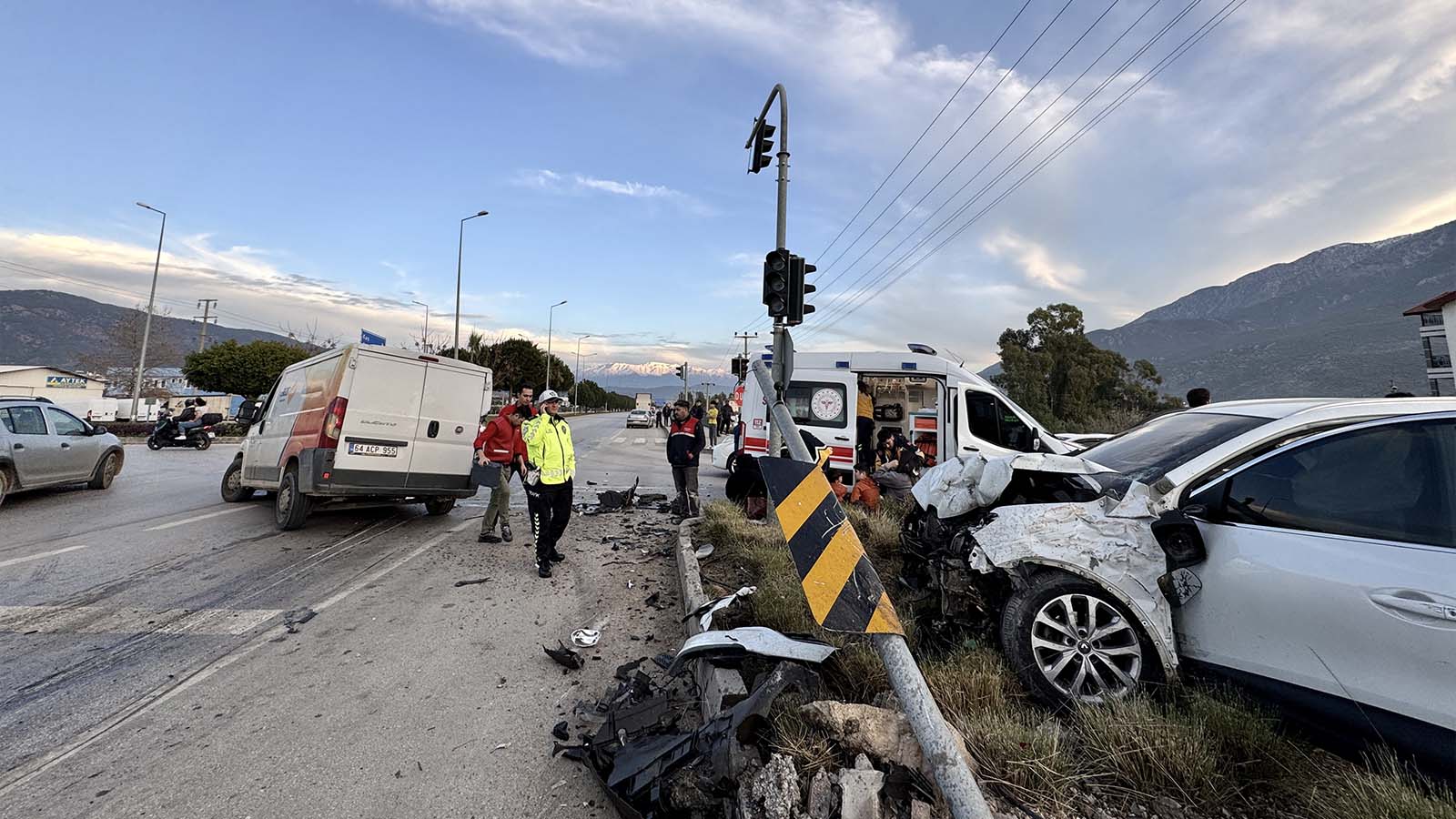 Fethiye'de kargo aracı ile otomobil çarpıştı: 5 yaralı
