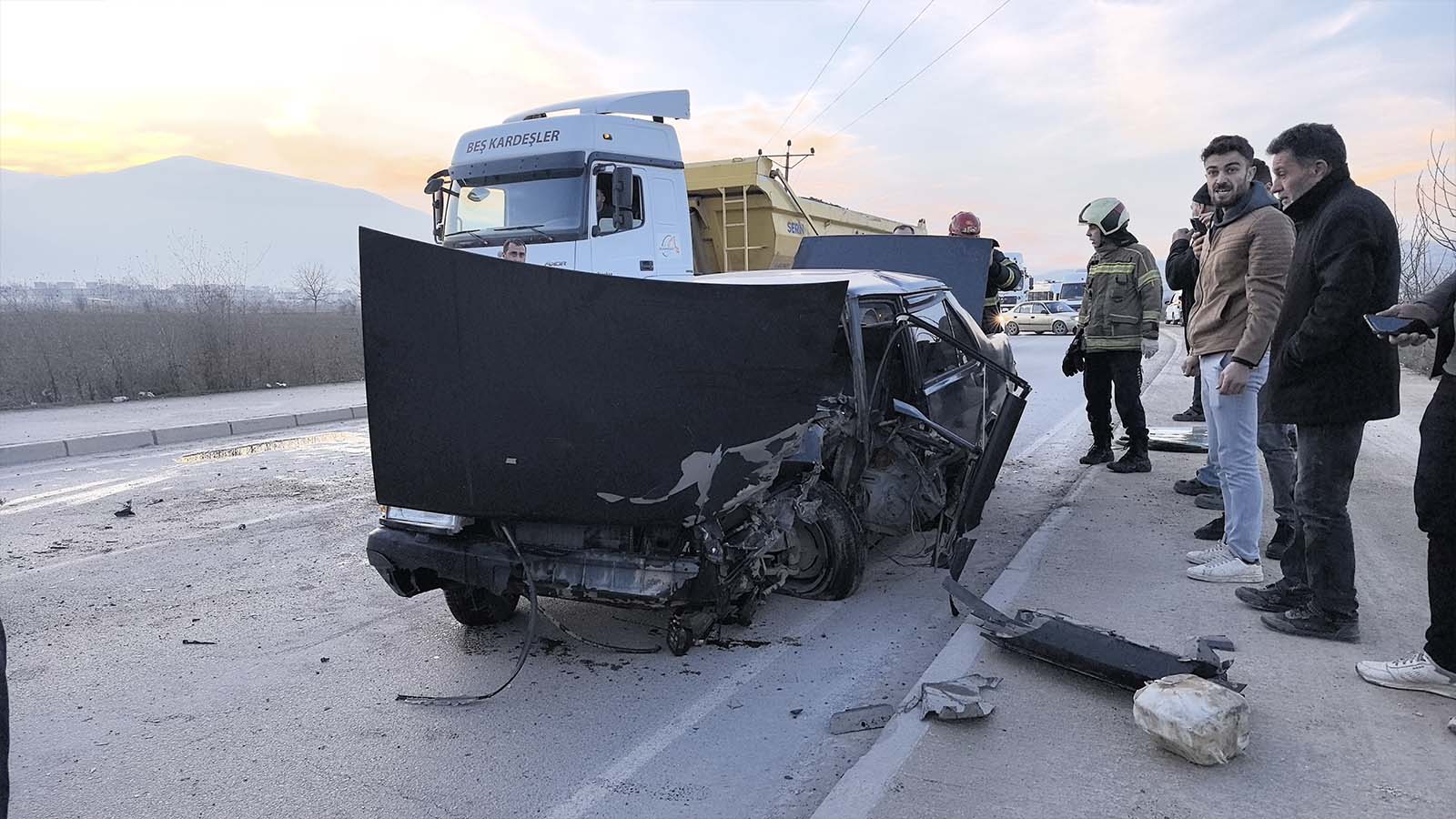 Ters şeride geçen otomobil, kamyonla kafa kafaya çarpıştı: 1 yaralı