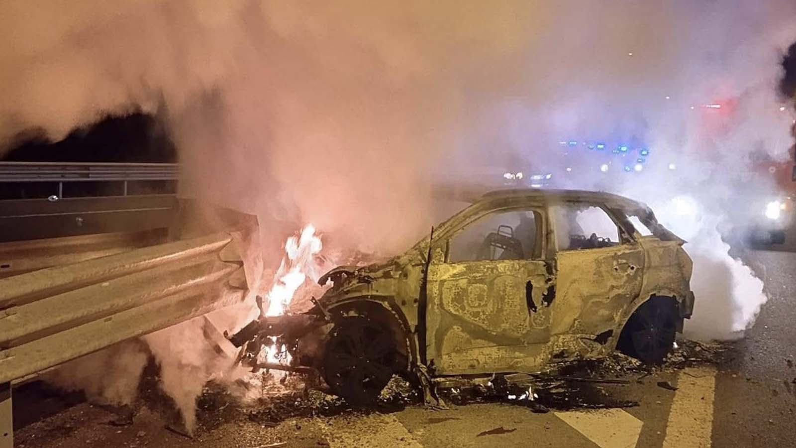 Bariyerlere çarpan otomobil ateş topuna döndü