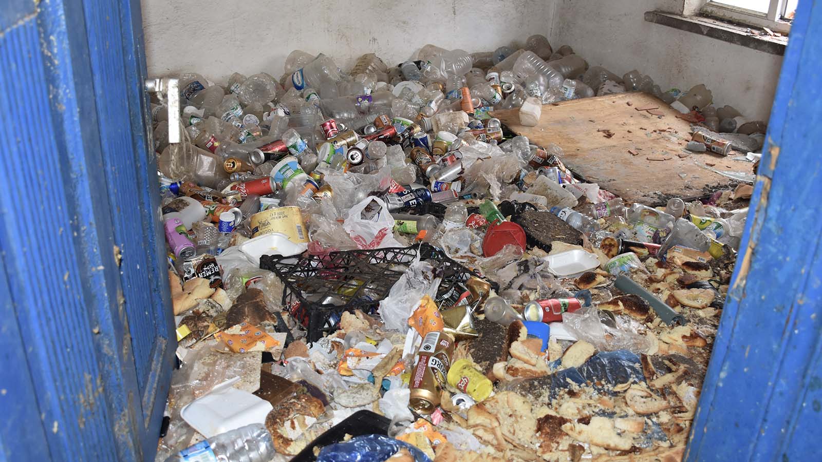 Eskişehir'deki müstakil evden 6 kamyon çöp çıkarıldı