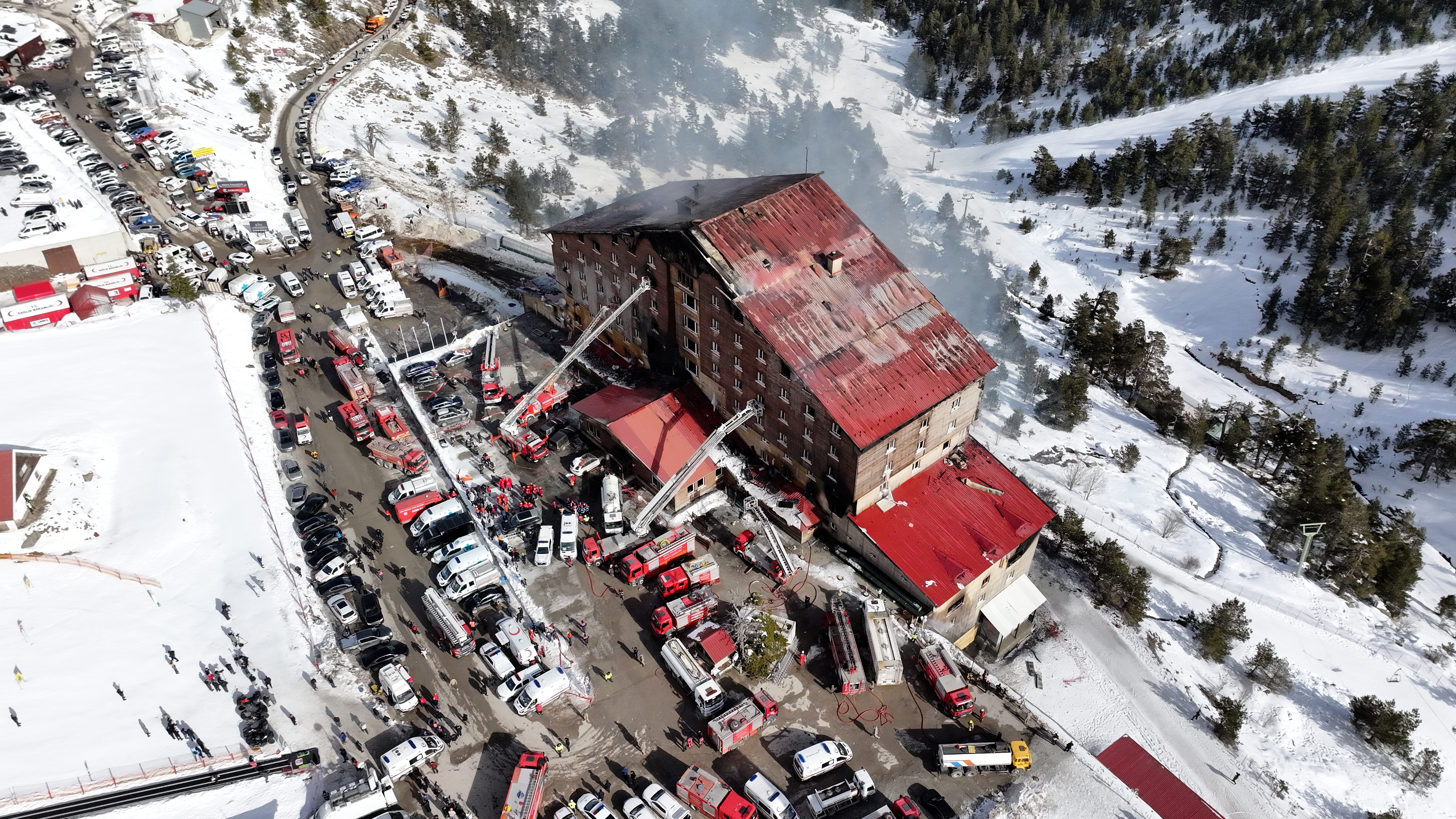 Her yer küle dönmüş: Bolu'daki Grand Kartal Oteli yangınından fotoğraflar, facianın boyutunu gözler önüne serdi! 
