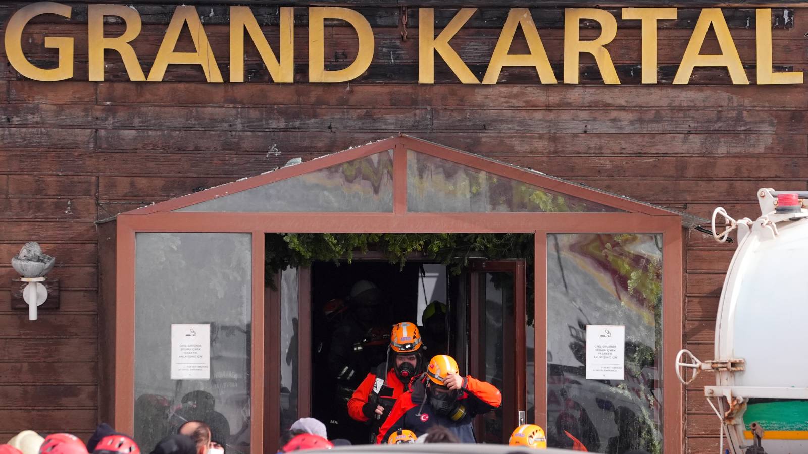 Her yer küle dönmüş: Bolu'daki Grand Kartal Oteli yangınından fotoğraflar, facianın boyutunu gözler önüne serdi! 