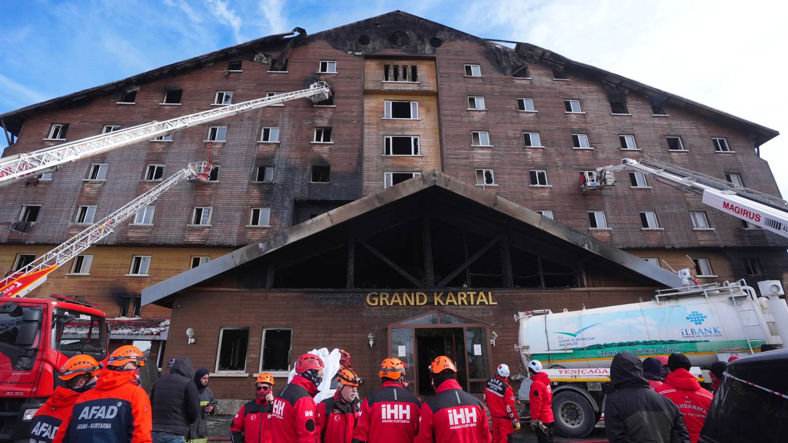 Her yer küle dönmüş: Bolu'daki Grand Kartal Oteli yangınından fotoğraflar, facianın boyutunu gözler önüne serdi! 