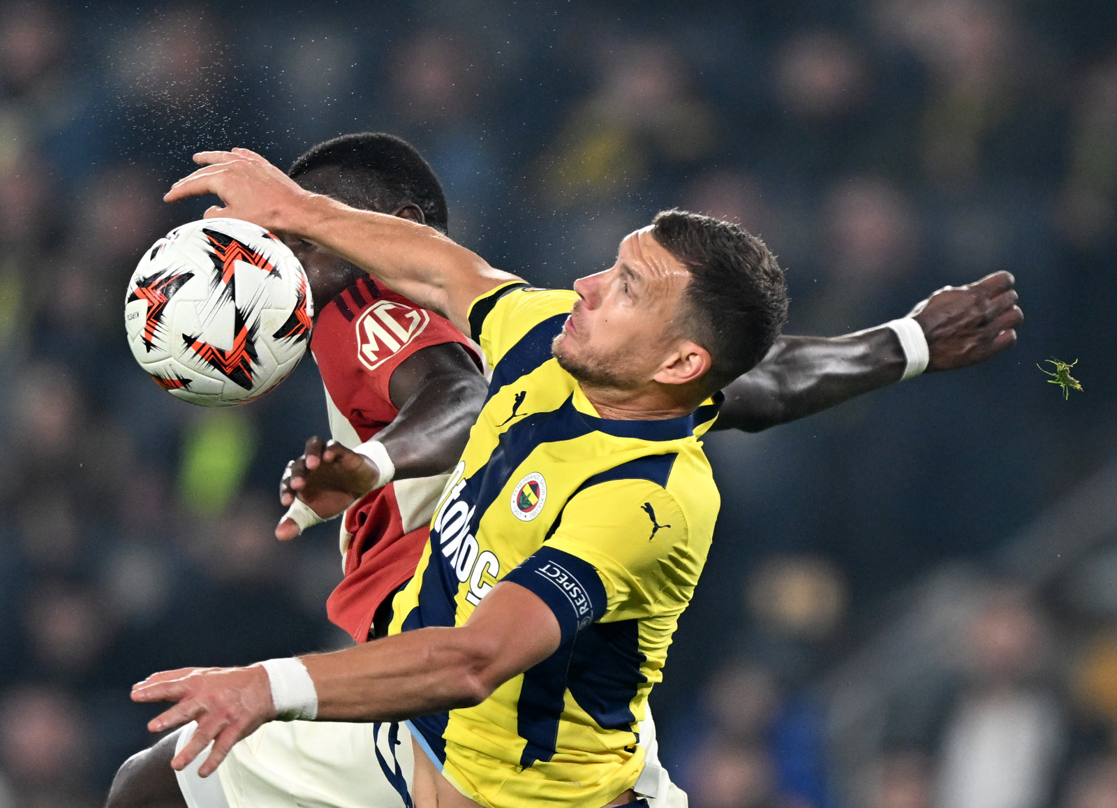 Spor yazarları Fenerbahçe'nin performansını yorumladı: "Lyon'un gücüne baktığımızda bir puan 'iyidir' kısmında kaldık"