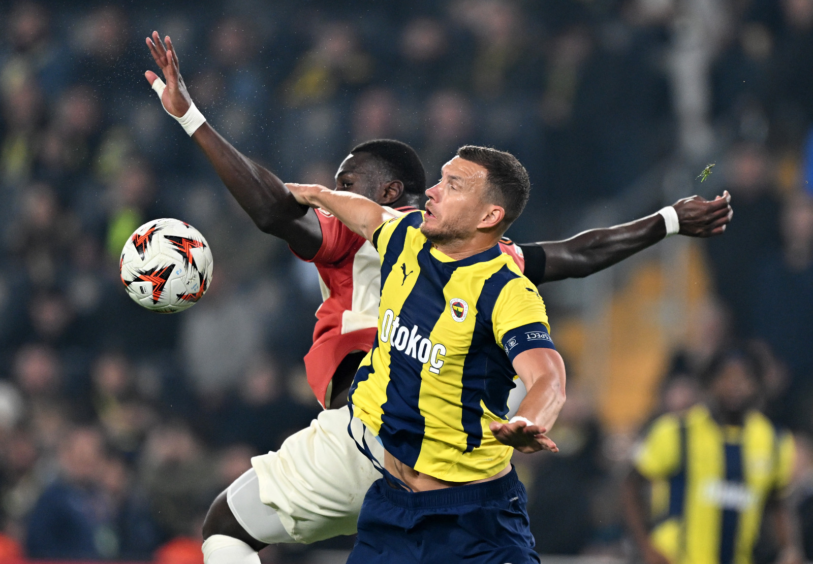 Uğur Meleke: Savunma yine üçlüydü, Samuel sağ, Szymanski sol kanat bek olarak görev yaptılar. Ancak bu kez Nesyri tek santrfordu, arkasında bir ikili, Tadic-İrfan Kahveci başladılar. Bu diziliş aslında ilk bir saatte çok güçlü olmasa da kıvılcımlar yarattı. Nesyri’nin iptal olan bir golü var. İki Lyonlu’nun atılma riski yaşadığı anlar oldu, Niakhate’nin kırmızısı VAR’dan döndü. Kumbedi de sarı ile ucuz kurtuldu. Ancak 60’tan sonra Fenerbahçe fiziksel olarak Lyon’un enerjisine cevap verememeye başladı. Lyon hocası Sage’nin müdahaleleri takımını canlandırırken, Mourinho’nun değişiklikleri olumlu bir etki yaratmadı sahada. Ve bir puana razı oldu temsilcimiz. (Hürriyet)