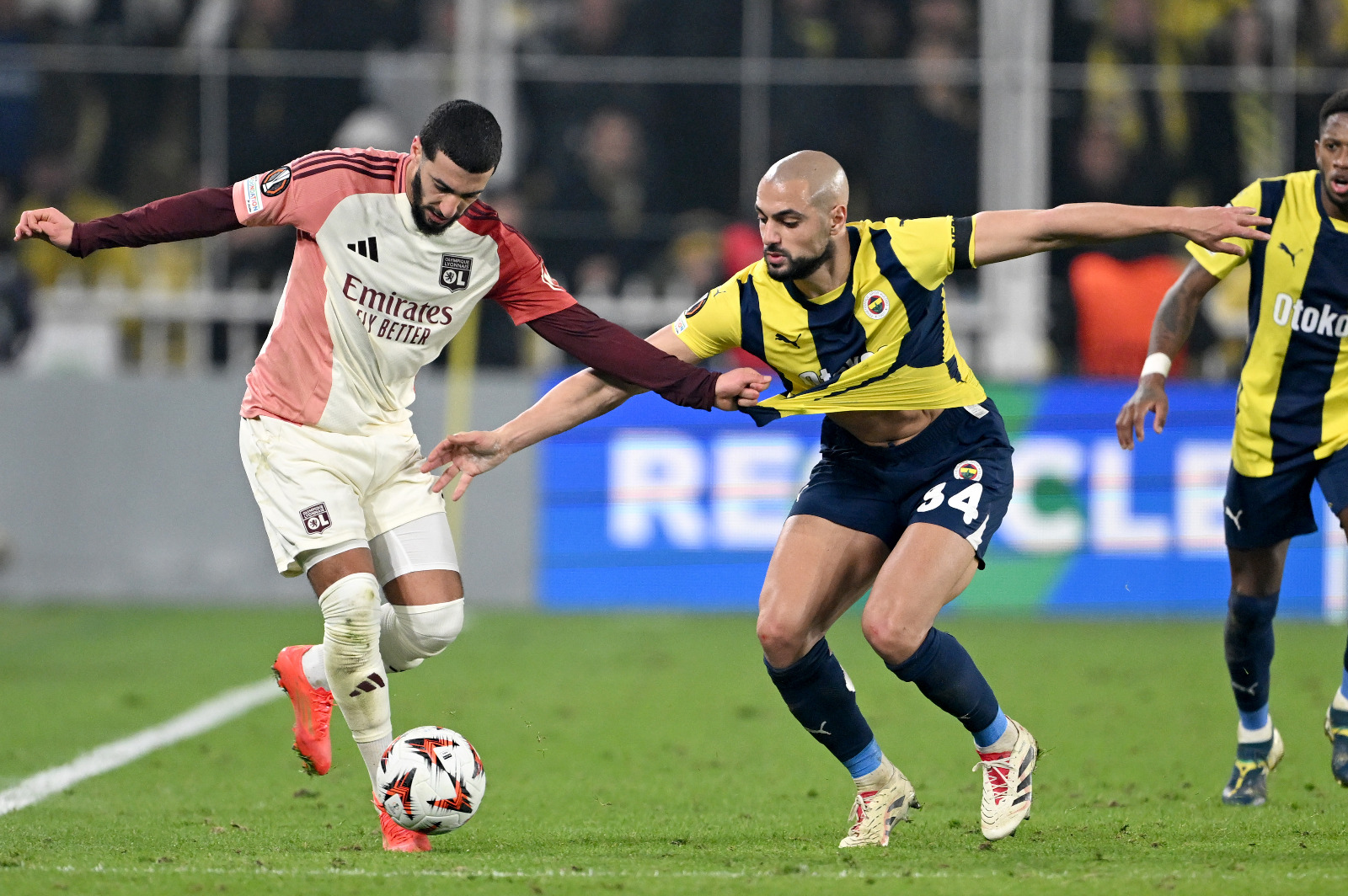Bülent Timurlenk: Fenerbahçe'nin ilk yarıda isabetli şutu yokken, Fransızlar daha fazla topa sahip olan ama üretkenlikten uzak olan taraftı. İlk yarıyı 3 hücumla tamamladıktan sonra 46-80 arasında orta sahayı da oyunu da aldılar. Tadic sahada vardı, oyunda yoktu, İrfan Can Kahveci de. Mourinho'nun takımı defans üçlüsü, Szymanski ve Fred ile oyuna tutundu ama iki isabetli şut olarak geçen iki cılız atağı da ancak 80. dakikadan sonra izletebildi taraftarına… Amrabat ve Fred kalenin çok uzağında kaldı. Mourinho yenilerle daha sağlam defans yapabilir ama Tadic'in yaratıcılığına bakan ön tarafın görüntüsü, derine gelip oyunu rahatlatan Dzeko yedek başladığında iç açıcı değil. Kapının eşiğinde olan Maximin-Cengiz gibi adamların da yolcu olduğunu düşünürken Mourinho üretkenlik adına başka bir formül üretmeli… (Sabah)