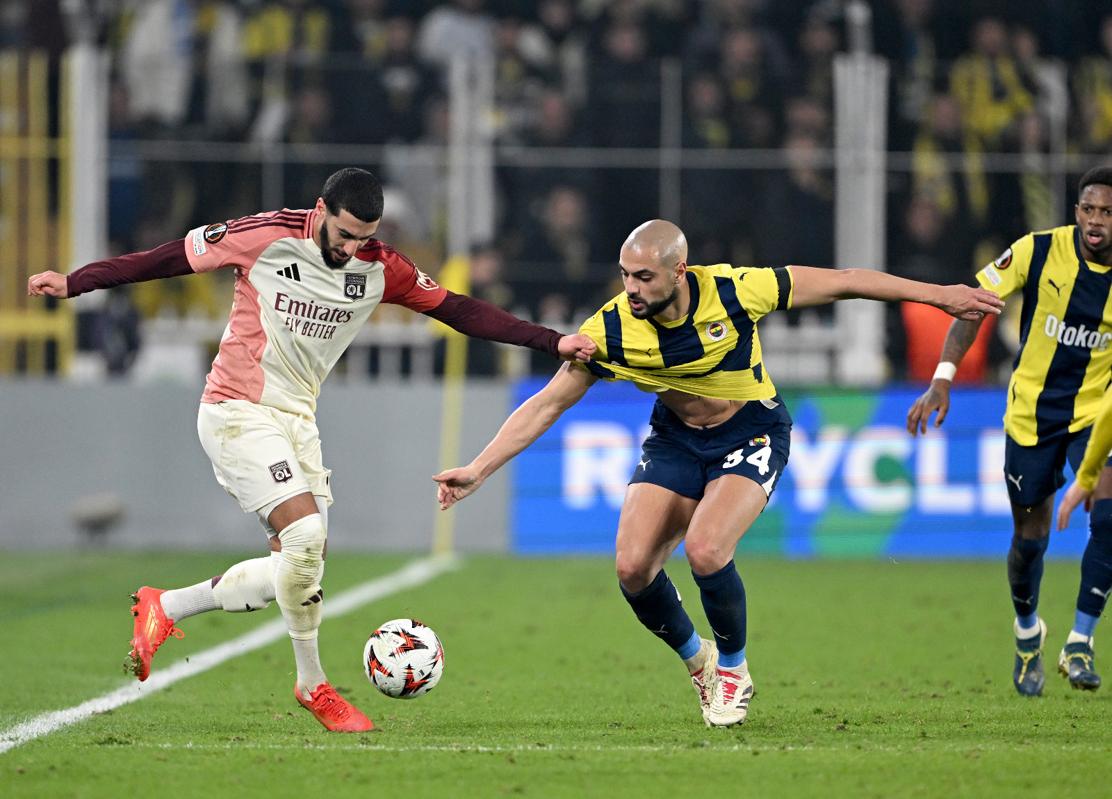 Gürcan Bilgiç: Lyon'un planlarını İtalyan VAR hakemleri bozabilirdi. 31'de Kumbedi'nin sarı kartı için incelemeye bile gitmeyenler, 45'teNiakhate'ye çıkan kırmızı için hakemi çağırdılar. Roma'da İtalyan hakemlerden şikayetçi olan Mourinho'nun kabusu Kadıköy'de de peşini bırakmamıştı anlaşılan. Hamle şayısı da kısıtlıydı, Maximen ile bir nefes vermek istedi takıma. O kadar baskı yediler ki, ön taraf etkisiz eleman haline gelmişti. Sonrasında Dzeko ile birlikte Lyon'u yine geriye itip, maçı "gol arayışları" kısmına taşıdılar. İlk yarının müthiş tribünleri de takım gibi ikinci 45'te sessizdi. Onlar da umudun peşine heyecan taşıyarak kıpırdandılar. Defansif dikkat ve İrfan Can Eğribayat'ın kurtarışları Fenerbahçe'yi iddianın içinde tuttu. Mevcut şartlara, Lyon'un gücüne baktığımızda bir puan "iyidir" kısmında kaldık. Fred'in ayakta tuttuğu orta saha ile direndiler. r kısmı gümbürtüye gidecektir. Yine de kaybedilmemesi gereken süreçti. Heyecan yapmadan akıllı kaldılar. (Sabah)