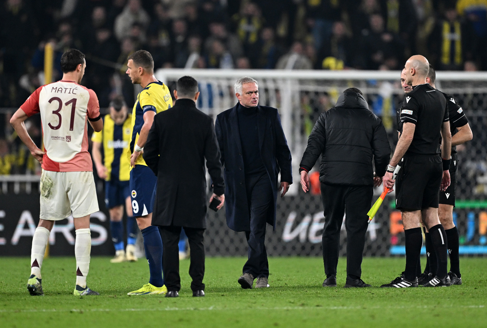 Serkan Akcan: Mourinho, Lyon’a karşı Szymanski’yi sol kenarda kullanırken genç stoper Yusuf’u da üçlü savunmanın sol stoperi olarak görevlendirdi. Fenerbahçe baskılı bir maç başlangıcına imza atıp bunu Szymanski ve biraz da Fred sayesinde 30 dakika sürdürebildi. Fakat 30’dan sonra Çağlar’ın topla kötü ilişkisinin gün yüzüne çıkması, takım boyunu uzatan zaaflarıyla birleşince Lyon oyunun inisiyatifini eline geçirmiş oldu. Szymanski sol kanat beki olarak tam da Mourinho’nun hayalindeki dinamik oyuncu rolüne büründü. Ne var ki, Polonyalı oyuncu İsmail Kartal döneminde Ali Sami Yen’de oynanan Galatasaray maçında da sahaya sağ forvet olarak çıkmış, Djiku atılıp Fenerbahçe eksildikten sonra da performansını arttırmıştı. Demem o ki, Szymanski merkezde oynadığında bu kadar dinamik görünmüyor. Kenardayken rakip bekin arkasına inebiliyor, hızını kullanıyor, iç koridora yönlendiğinde oyun kurucuya dönüşebiliyor. (Fanatik)