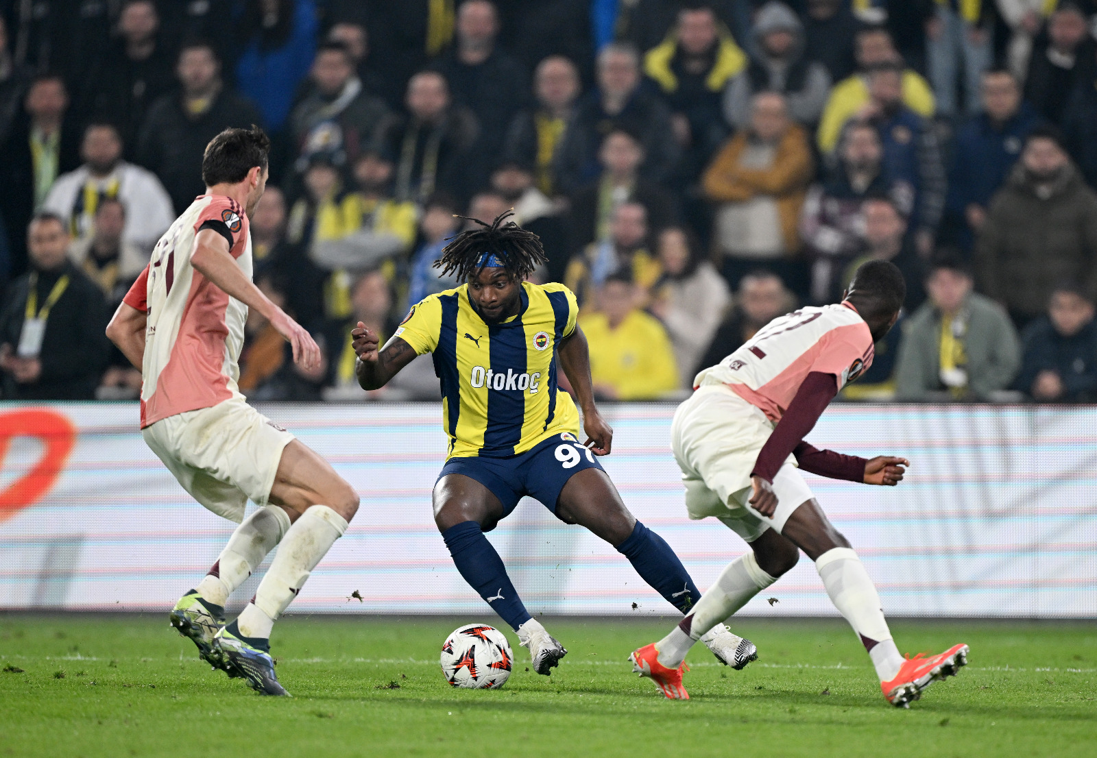 Faik Çetiner: Önce İrfan Can’ı dışarı alıp Maximin’den medet umdu. Sonra En Nesyri’nin yerine Dzeko’yu sahaya sürdü (biraz geç kaldı) Sonrasında da yine şaşırtan hamlesini yapıp Tadic’in yerine Cengiz Ünder’e şans verdi. Değişiklikler pek işe yaramadı, Lyon pozisyonlar buldu, becerili değildi maçta başladığı gibi bitti. Maçtan önce Mourinho son 2 maçta 2 puan bize yeter demişti. Puanın teki geldi. Haftaya Midtjylland deplasmanı var. Bakalım oradan en kötü ihtimalle alınacak bir puan Fenerbahçe’ye yetecek mi? Ne dersiniz? Kazanıp işi garantiye almak daha keyifli olmaz mı? (Fanatik)
