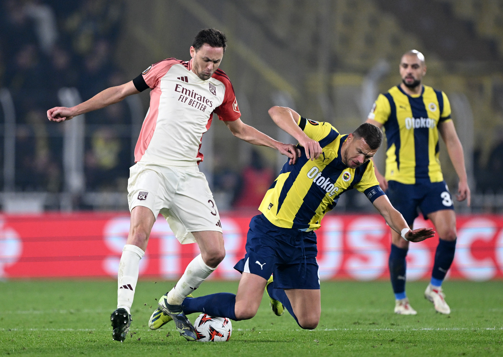 Ercan Taner: Maximin’de değişen bir şey yok. Topla oynamayı çok seviyor. Maçın içinde ona ayrı bir top verseniz ‘neden olmasın?’ diyebilir. Bu sezon önceki maçlarına göre Fred, Lyon’a karşı maksimum performans gösterdi. Geriden oyun kurma konusunda Fenerbahçe Avrupa maçlarında çok iyi olamıyor. Yeni gelen stoperler bu problemi çözebilecek mi göreceğiz. Dzeko dün oyuna girdikten sonra istediği konforu fazla bulamadı. Cengiz Ünder’e çok üzülüyorum. Son 8 dakikada oyuna giriyor... Bir an önce geleceğini planlaması gerekli. Böyle maçlarda yenemiyorsan, yenilmeyeceksin. Gerçek şu, Lyon 1 puan almaya gelmişti ve aldı. (Sözcü)