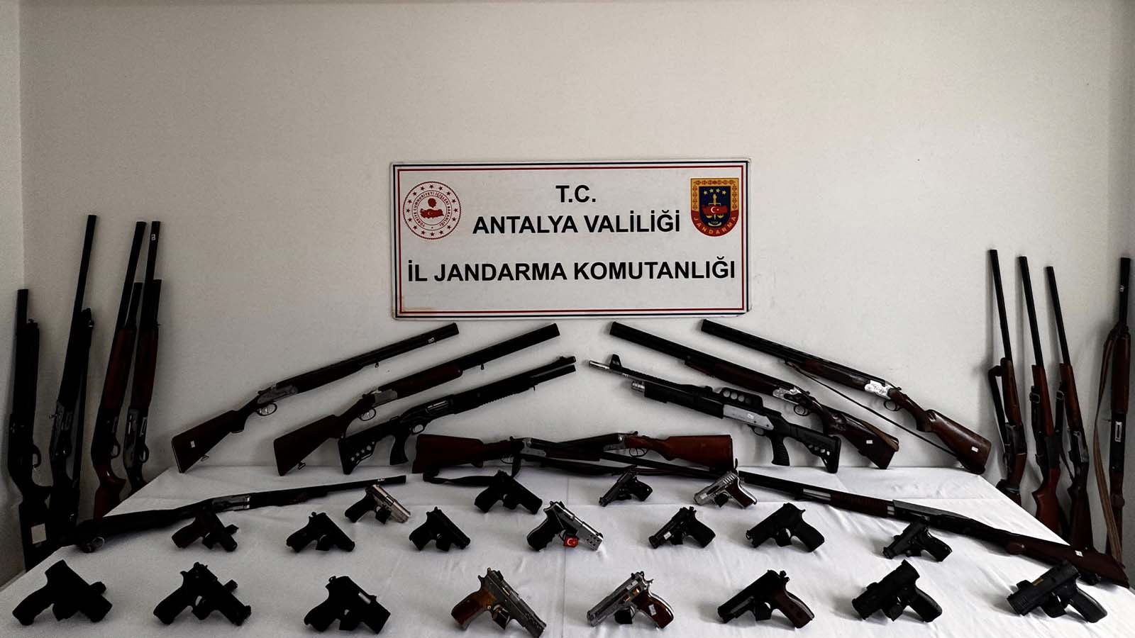 Antalya'da ruhsatsız 19 tabanca ve 20 av tüfeği ele geçirildi