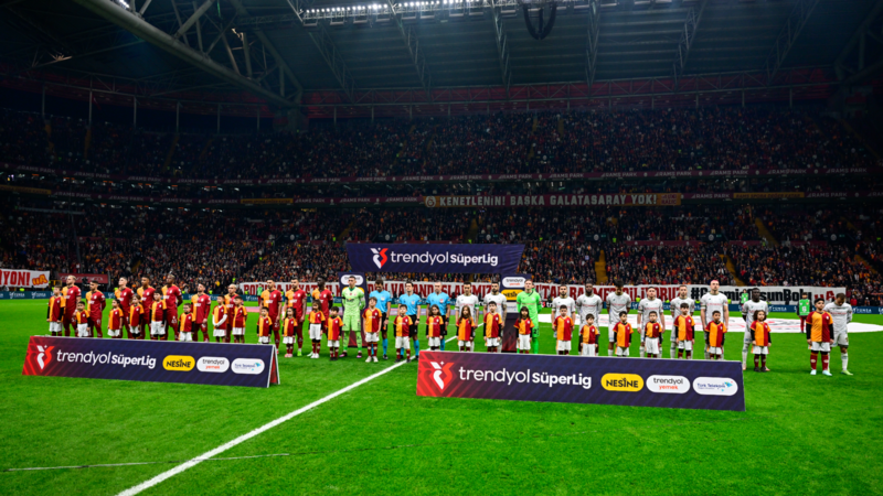 SPOR YAZARLARI, GALATASARAY - KONYASPOR KARŞILAŞMASINI DEĞERLENDİRDİ: HALİL UMUT MELER, GALATASARAY'IN FUTBOL OYNAMAYI UNUTTUĞU GİBİ HAKEMLİĞİ DE UNUTMUŞ!