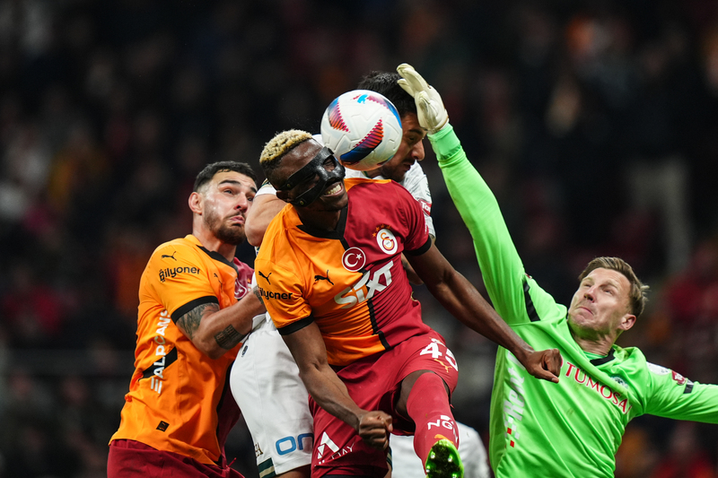 Galatasaray’ın ilk yarı pozisyonu yok... Ne organizasyon ne kontrol ne de arayış... Sadece Osimhen’in kendi çabası ile kazandığı penaltı... Hepsi o... Oyun kontrolü hiç yok... Barış Alper biraz kıpırdıyor o kadar... Yunus’un bölgesi Allah’a emanet. Adam hücumda yok, savunmada hiç yok. Ama 2. yarıda sadece bir top kesti. Onu unutmayalım... Tamam önemli oyuncu ama bir Sara bu kadar etkilememeli. Ama etkiliyor. Duran topları bile o yokken iyi kullanamıyor Galatasaray. Yani ilk yarı için zorluyorum yazacak başka bir şey yok. İkinci yarı farklı mı? Hayır değil. Konya’nın hali ve durumu belli. Ama son dakikaya kadar Galatasaray ecel terleri döktü. (Halil Özer | Milliyet)