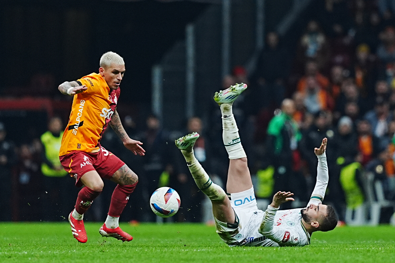 Sarı kırmızılılar, Osimhen’in penaltısıyla bulduğu golden sonra 46. dakikaya kadar ne rakip kaleye bir şut atabildi ne de rakip ceza sahasında topla buluşabildi. Kaan Ayhan-Torreira orta sahası, top Konyaspor’da olduğunda deplasman ekibine tehlikeli olma fırsatı vermezken, hücumda hatların bağlanması konusunda etkisizdi. Mauro İcardi sonrası oyunun en büyük eksikliklerinin başında, onun oyun aklı ile geriye gelip hücuma çıkışa başlatması geliyor. (Engin Kehale | Hürriyet)