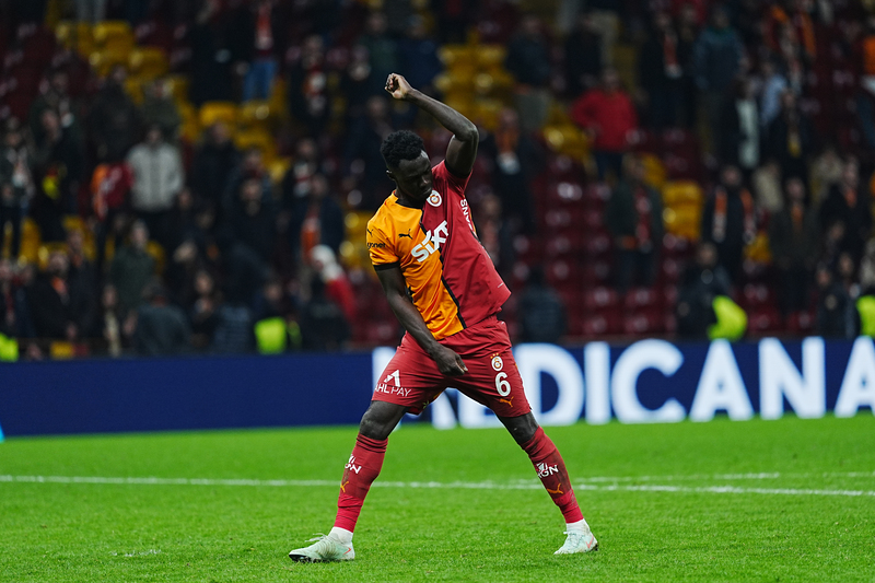 Bu sezon Galatasaray kalesine Beşiktaş beş, Dinamo, Elfsborg, Young Boys, Trabzon ve Kasımpaşa üçer, RFS, Malmö, Sivas, Eyüp gibi takımlar da ikişer gol gönderdiler. Dün belli ki Okan Buruk defansif olarak bu gidişata dur demek istedi ve daha kontrollü bir Galatasaray vardı sahada. Sarı kırmızılılar böylece tam 11 resmi maç sonra ilk kez kalelerini kapadılar dün.Tabii ki bu bir tık kontrol oyunu seçimi hücumda yaratıcılığı da azalttı. Ancak sahada öyle iştahlı bir Osimhen var ki, yine yoktan yarattığı bir penaltıyla değiştirdi tabelayı yıldız santrfor. Galatasaray’a da 3 puan için bu gol yetti zaten. (Uğur Meleke | Hürriyet)