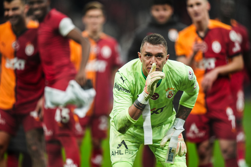 Genel performanslara baktığımızda Mertens fiziki düşüş içinde. Yunus Akgün yine düşüş içinde ama buna rağmen dün kritik 3-4 pozisyonda çok kaliteli hareketler yaptı. Takımın alışılmış lokomotifi Barış Alper ise son derece yorgun gözüktü. Osimhen hücumda en gayretli isimdi. Torreira sezon başından beri ağır yük çekmesine rağmen yine garantili bir pres gücüydü. Muslera da yaşadığı protesto olayı dolayısıyla çok konsantreydi ve hatasız oynadı. (Ömer Üründül | Sabah)