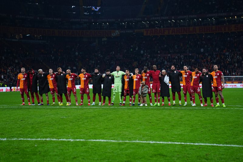  Tuhaf olan şu, eskiden Barış olsun, Yunus olsun, Mertens olsun sürekli rakip ceza alanını zorlarlardı. Şut atarlardı ama birkaç maçtır bunların hiçbirini göremiyoruz. Sonuçta Galatasaray kazandı ama futbolu tat vermedi. Tıpkı hakem Halil Umut Meler gibi. Çok kötü maç yönetti. Adeta hakemliği unutmuş gibi. 