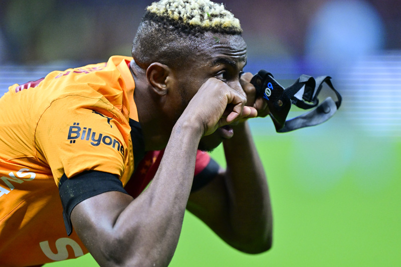 75 milyon Euro'luk bonservisi olan Osimhen Galatasaray'da kiralık oynamasına rağmen coşkuyla ve yürekten mücadele ediyor. Penaltıyı Osimhen resmen yoktan var etti. Başka bir futbolcu olsaydı 'top nasıl olsa defansa gitti' diye koşu bile yapmazdı. Osimhen, geriden geldi Adil'in önünden topu çaldı darbeyi aldı ve penaltıyı kazandı. Böyle karakterli bir golcüye sahip olmak Galatasaray adına büyük şans diye düşünüyorum. (Levent Tüzemen | Sabah)