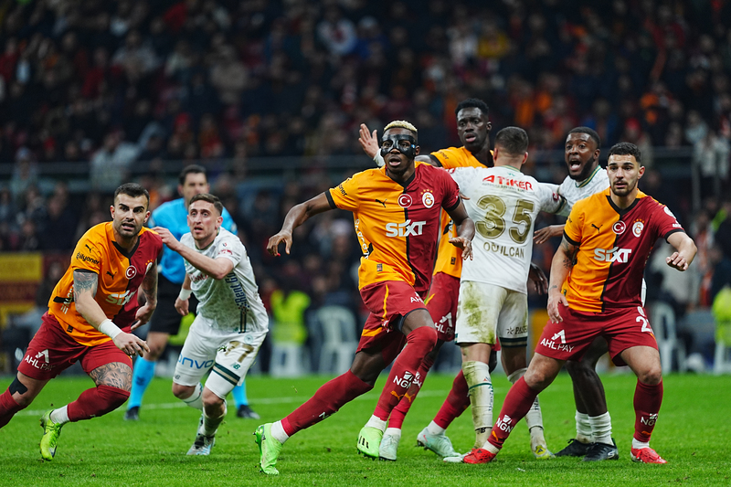  İlk yarıda 21 faul ve top 20.33 dakika oyunda kalmış! Nerede önleyici, sorun çözen, oyun okuyan hakemlik? Yunus'a çıkan sarı yeterli. Aşırı güç, gaddarlık, yaralayıcılık yok. İkinci yarı Adil'in destek koluna gelen top penaltı olmaz. Devam kararı doğru. İlk yarı Osimhen'in golü açık ofsayt, iptal doğru. Ancak ikinci devre 54'de iptal edilen golünde asisti yapan Barış ofsayt değil ancak öndeki Abdülkerim ofsayttı, o da Guilherme'ye teması topa hamlesini etkilediği için ofsayt. Gol iptali doğru. Kabul görmeyebilir, lakin kural böyle. Ahmed'in sarısı vardı. 76'da Guilherme'nin ayağına basması net sarı ve ikinci sarıdan kırmızı olmalıydı. (Mustafa Çulcu | Sabah)
