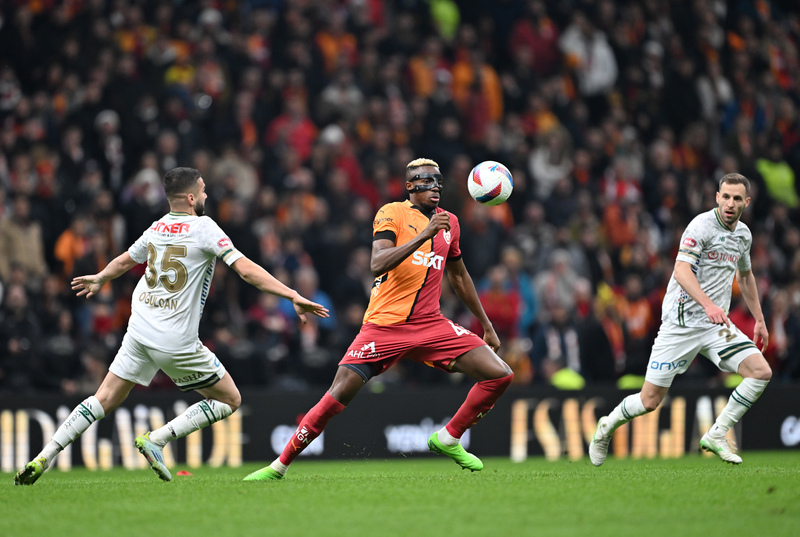 Küme düşme hattındaki Hatay deplasmanında galibiyet serisine son verip, Avrupa Ligi'nde 6 maçta 1 gol atmış D.Kiev'den kalende 3 gol görüp, benzer tabela senaryosunu bu sezon 4. kez yaşarsan, üstüne bir de 7 şampiyonluk kazanmış kulüp tarihinin en çok forma giyen ismini, Muslera'yı taraftar yuhalarsa, yetmedi iki maç arasını transfer dedikoduları, gelmeyen imzalar ve yöneticilerin ego savaşlarıyla geçirirsen Rams Park'ta cezalı 20 bin taraftarın yerini doldurmuş dolu tribünlerin önüne gergin çıkarsın. İki maçtaki Berkan denemesinden vazgeçip, Kaan Ayhan ile başlamak doğru karardı. Sara'nın yokluğunda üretkenlik getirecek isimler Mertens ve Yunus'un yine vasatın altında kalan oyunları, Halil Umut Meler'in zırt-pırt çaldığı düdüklerle birleştiğinde futbol adına can çekişen bir 45 dakika izledik. (Bülent Timurlenk | Sabah)
