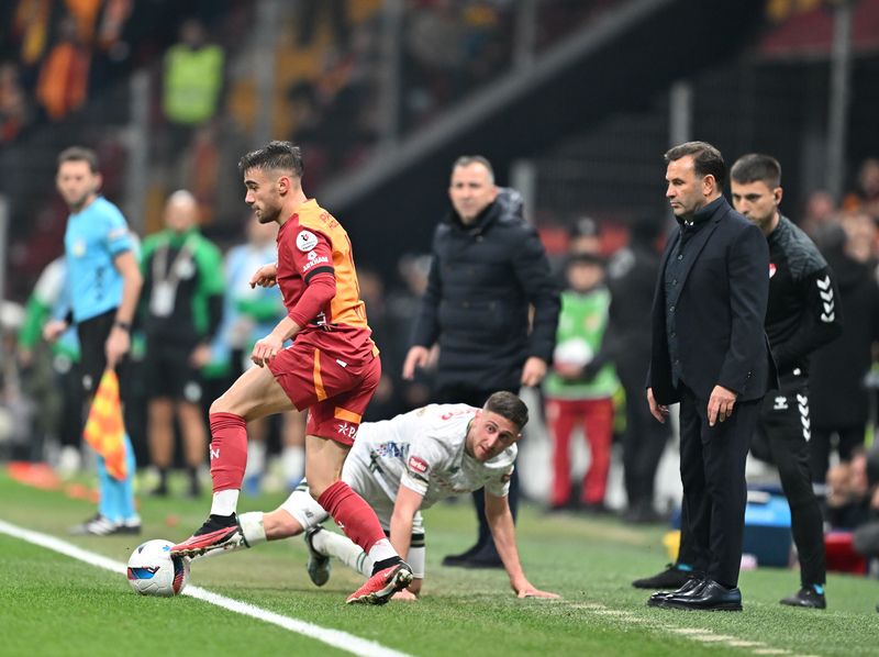 Ya Yunus… Demirdağ gibi adamı indirdi. Boks maçında knockout, futbolda ise faul. O hamlede Adil’in sadece çenesi değil, kulak memeleri dahi titredi! Barış’a öten düdükte ise çocuğun vaka mahalinde bulunmaktan başka ne kabahati vardı? Kazaya neden olan ön takım arızalı kamyondan farksız, Guilherme idi. 22. dakikada Osimhen’in penaltıdan attığı golden sonra, hırsı törpülenen Galatasaray ve hırsı bilenen Konyaspor. Kutucu, Sara ve Berkan, Jelert önleyici tedbir olarak dahil oldu! 86’da top Kramer’i aştıda, Muslera pisi pisine yanmadı! (Oğuz Dizer | Fanatik)