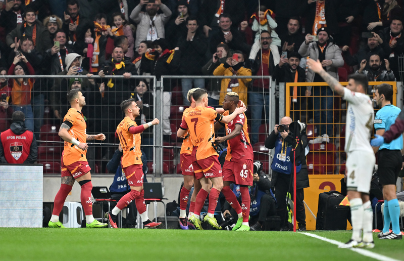 İkinci yarıda hücumda daha iyi görünen bir Galatasaray izledik. Okan Buruk ilk yarıdaki tempo ve oyunla bu maçın böyle sürmeyeceğini anlamış olacak ki takımını fabrika ayarlarına geri döndürdü. Sayısız gol pozisyonu adeta ilk yarıya nazire yaparcasına üst üste yakalamasına rağmen Konyaspor savunmasından döndü. Barış Alper ve Sanchez gerçek performanslarına dönünce ister istemez fark yaratıyorlar. Ayrıca kulübeden güçlü isimler sahaya sürülünce zorlansan da oyun üstünlüğünü alıyorsun. Her şeye rağmen bu tür rakiplerle çokça karşılacağını düşünürseniz yönetimin ara transferde biraz elini çabuk tutması gerekir. (Tunç Kayacı | Fanatik)