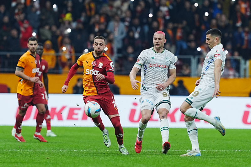 Osimhen kalitesi bir başka. Geriden rüzgâr gibi gelip, penaltıyı almak ve topu ağlara göndermek önemli.  Galatasaray’ın pres isteği vardı ama uzun sürmedi. Sara’nın yine 11’de olmaması orta alanı etkiliyor. Kaan Ayhan onun bölgesinin ilacı değil, bunu bir kez daha gördük. Maç şöyle bir hava verdi uzun süre; Okan Buruk, takım kolay gol yediği için “Biraz daha kont rol” demişti oyuncularına galiba. (Ercan Taner | Sözcü)